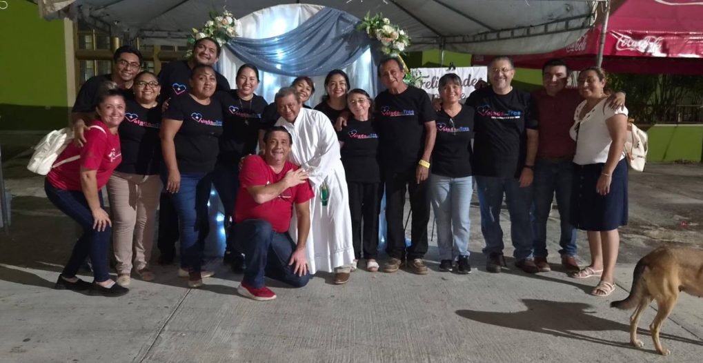 Equipo de la Velada para Tres con el vicario de la parroquia