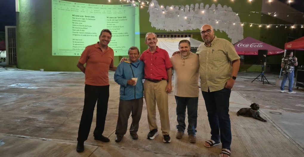 Hermanos del equipo en el ensayo de la velada